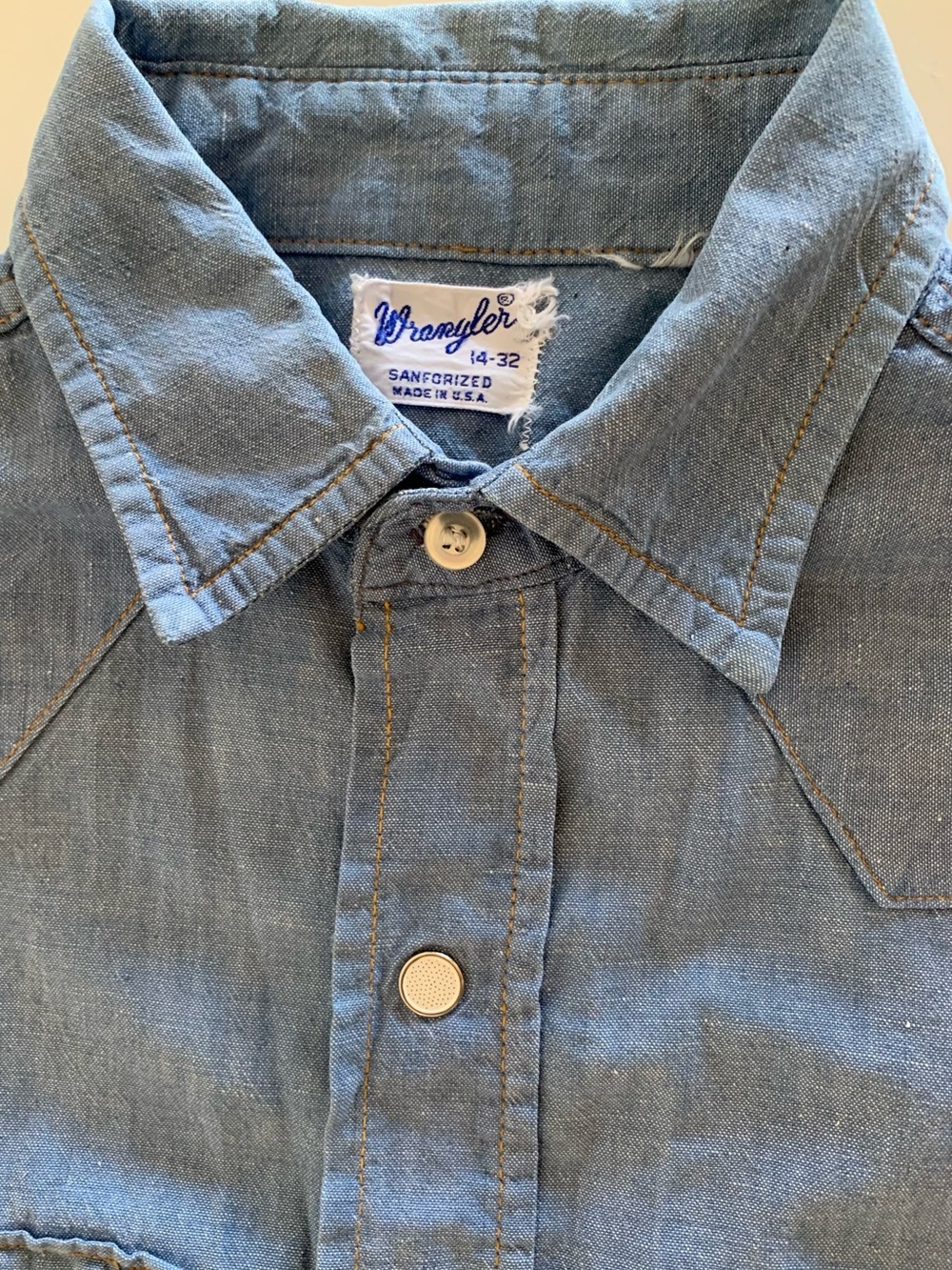Women’s Wrangler Medium Sanforized Blue Denim Western Snap-Front Shirt - Picture 3 of 4